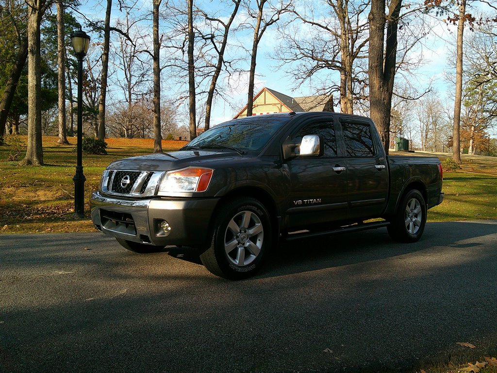 2010 Nissan Titan LE's photo