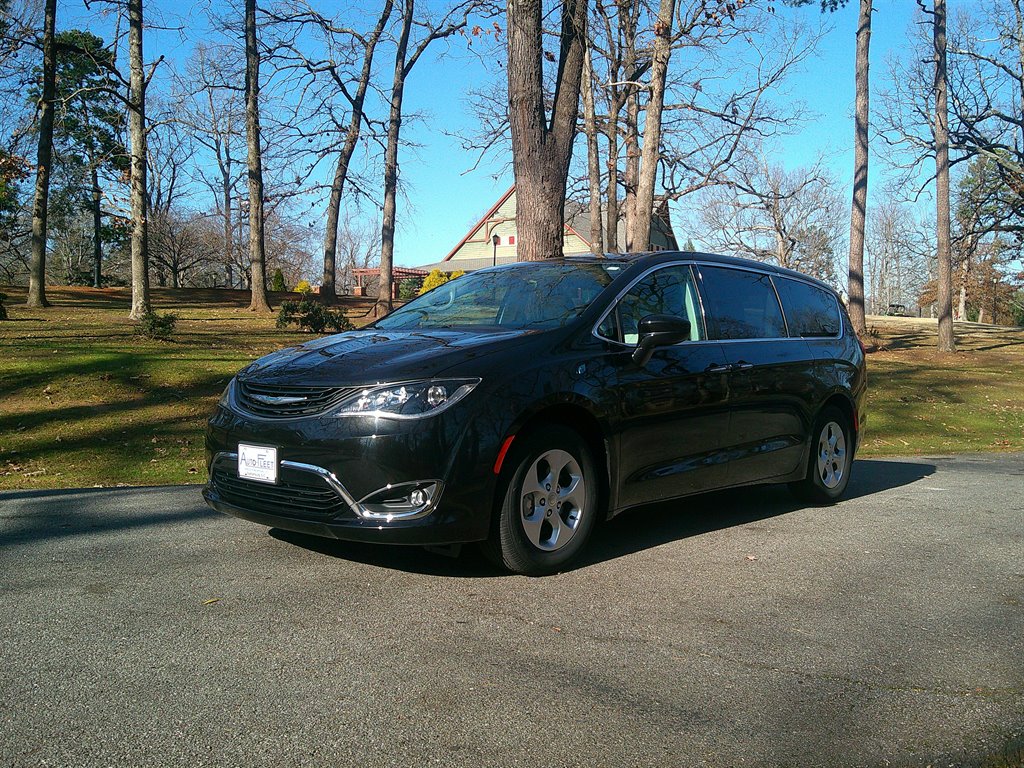 2017 Chrysler Pacifica Hybrid Touring Plus's photo