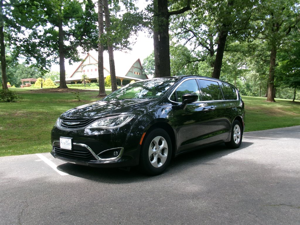 2017 Chrysler Pacifica Hybrid Touring Plus's photo
