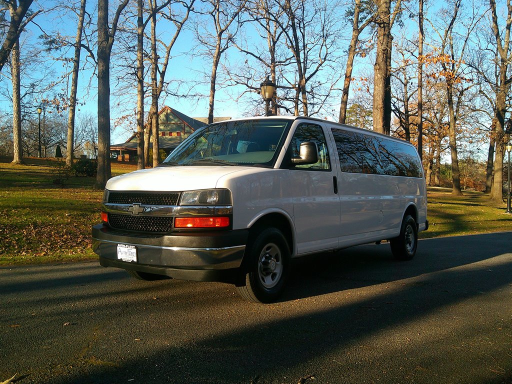 2017 Chevrolet Express Passenger LS's photo