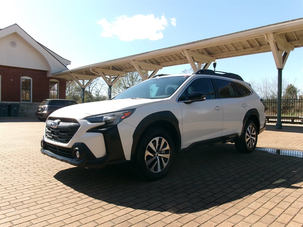 2023 Subaru Outback Premium's photo