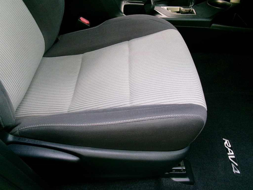 2013 Toyota RAV4 XLE - Photo 23