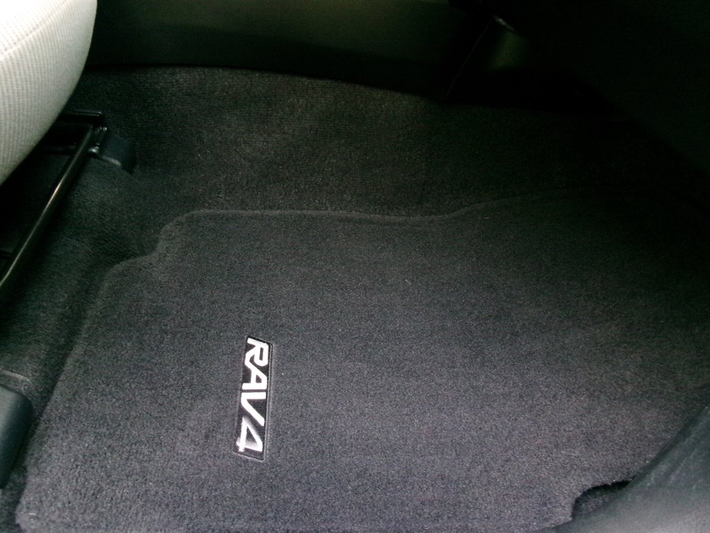 2013 Toyota RAV4 XLE - Photo 24