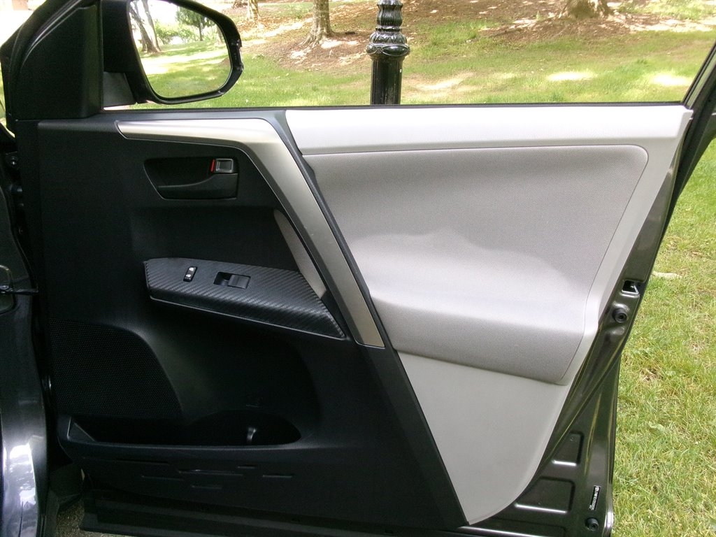 2013 Toyota RAV4 XLE - Photo 25